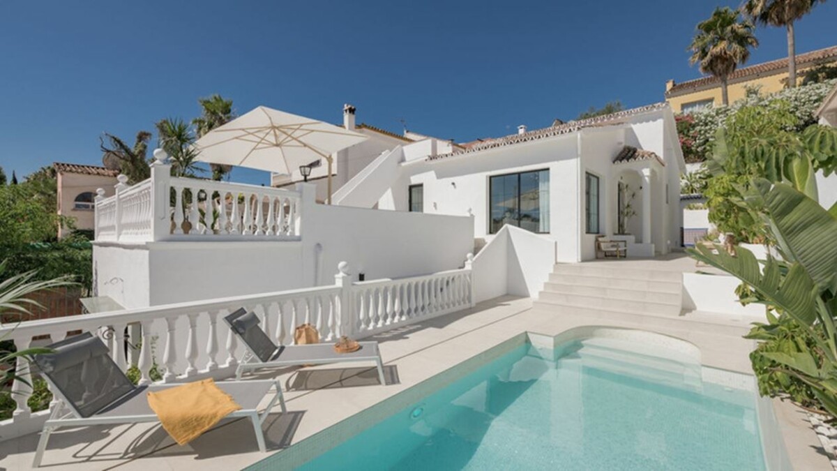 villa en Marbella villa de lujo terrazas con vistas terraces decor private pool piscina privada nordic style mediterranean style marble countertop luxury villa interior design exterior design estilo nórdico estilo mediterraneo encimera de marmol diseño exteriores diseño de interiores costa del sol 