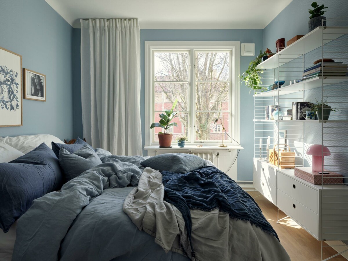 toque escandinavo textiles dormitorio String shelf simple decoration serene bedroom Scandinavian touch nordic style nordic bedroom neat decoration harmonious decoration estilo nórdico estantería string dormitorio sereno dormitorio nórdico dormitorio azul decoración sencilla decoración ordenada decoración en armonía blue bedroom bedroom textiles 