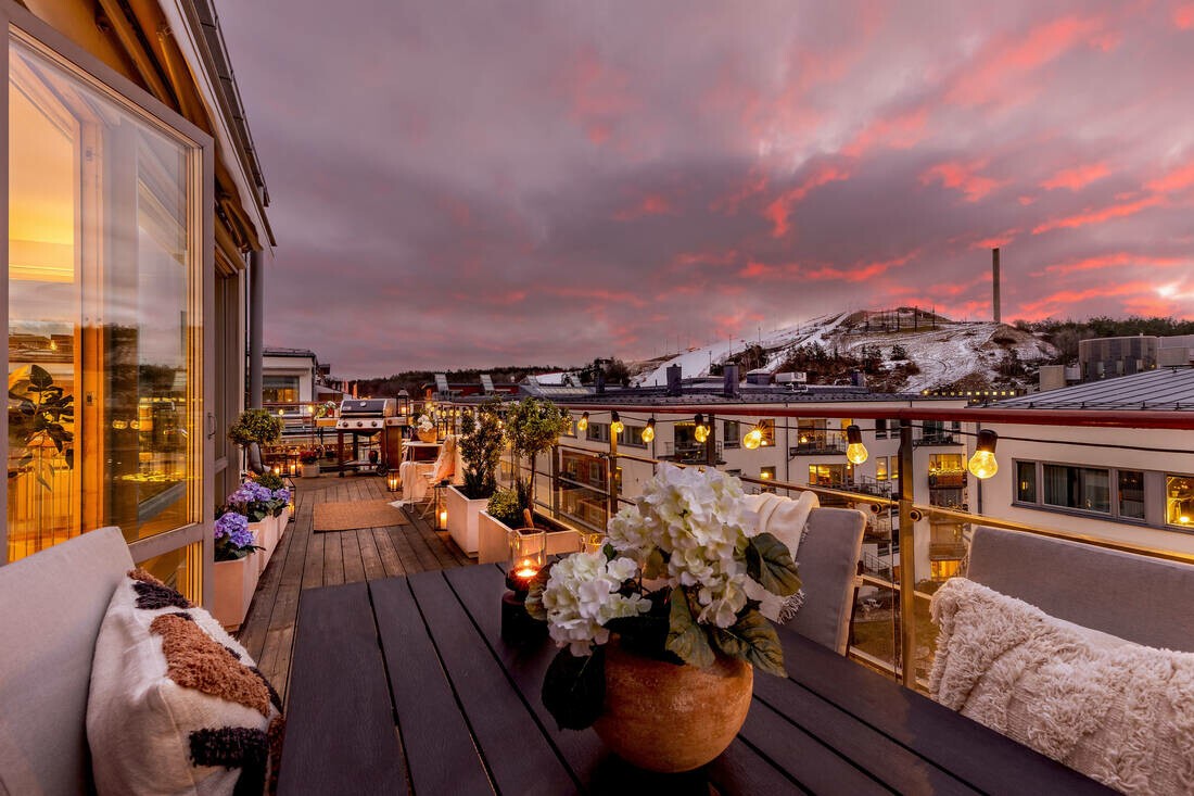 terrace decoration Stockholm penthouse penthouse with views natural wood furniture natural scandinavian design natural decoration mobiliario madera natural Hammarbybacken ski resort estación de esquí Hammarbybacken diseño nórdico natural decoración terraza decoración natural ático Estocolmo ático con vistas 