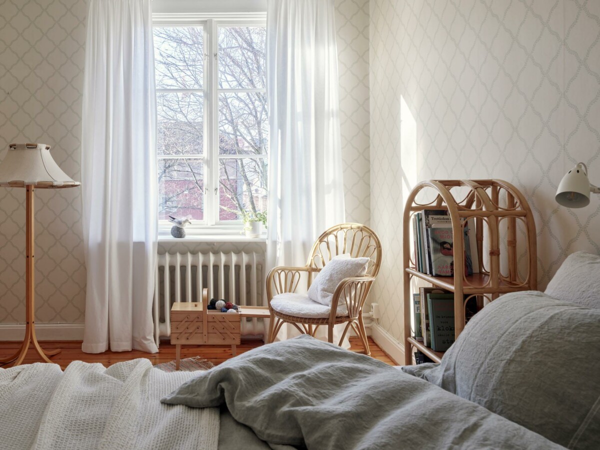 wicker headboard wicker furniture wall paper decoration ideas wall paper textiles naturales pared beige papel de pared nordic style natural textiles natural Scandinavian style natural decoration muebles de mimbre ideas decoración papel de pared estilo nórdico estilo escandinavo natural entrance hall decoration decoration with wallpaper decoración natural decoración entrada hall decoración con papel de pared cabecero de mimbre beige wall 