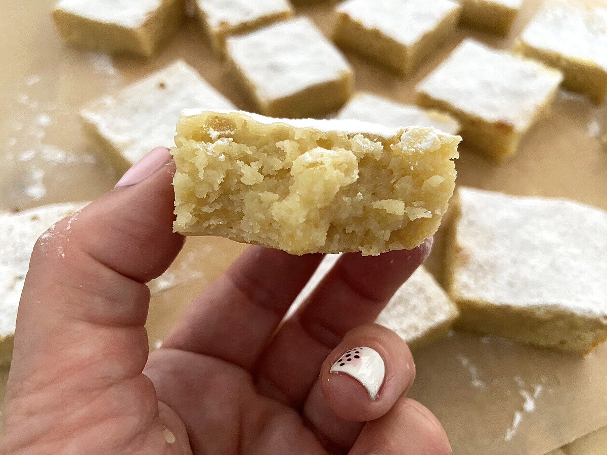 delikatissen white chocolate cake White chocolate brownies white chocolate recetas delikatissen postres delikatissen dense cake delicious delicioso condensed milk cake chocolate blanco blondies bizcocho leche condensada bizcocho denso bizcocho chocolate blanco 