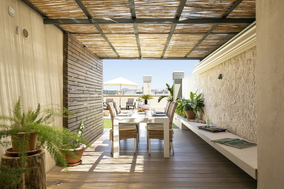 delikatissen wooden deck wood cladding terraza suelo de madera terrace furniture outdoor furniture natural decoration muebles de exterior microcemento mediterranean penthouse interior decoration exterior design estilo nórdico diseño terraza diseño exteriores decoración natural decoración interiores Baleares atico manacor 