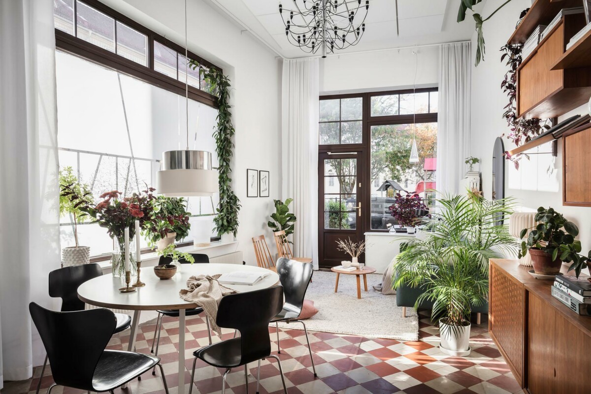 suelo de damero relaxed environments plantas de interior neutral-toned rooms natural light muebles de diseño mid-century modern design luz natural living-dining room decoration interior decoration indoor plants habitaciones con tonos neutros diseño mid-century modern designer furniture decoración de salón-comedor decoración de interiores checkered floor apartment on the ground floor apartamento en planta baja ambientes relajados 
