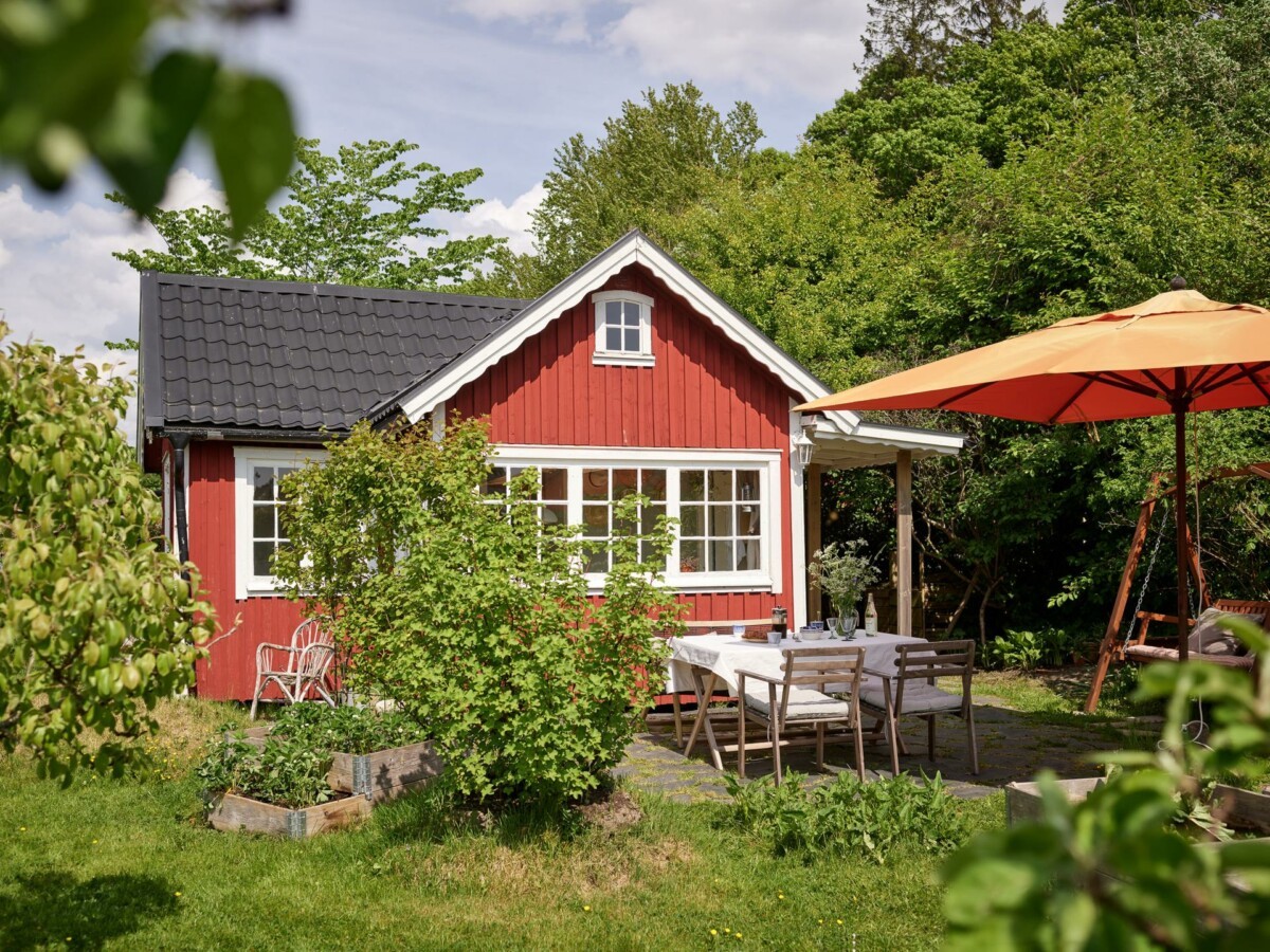 Swedish style Swedish red houses Sweden summer house shared countryside houses in Sweden rustic style recreational home nordic style mini caseta de campo estilo sueco estilo rústico estilo nórdico estilo campestre de campo compartidas en Suecia countryside style country house cottage with garden casita con jardín casas rojas suecas casa de verano 