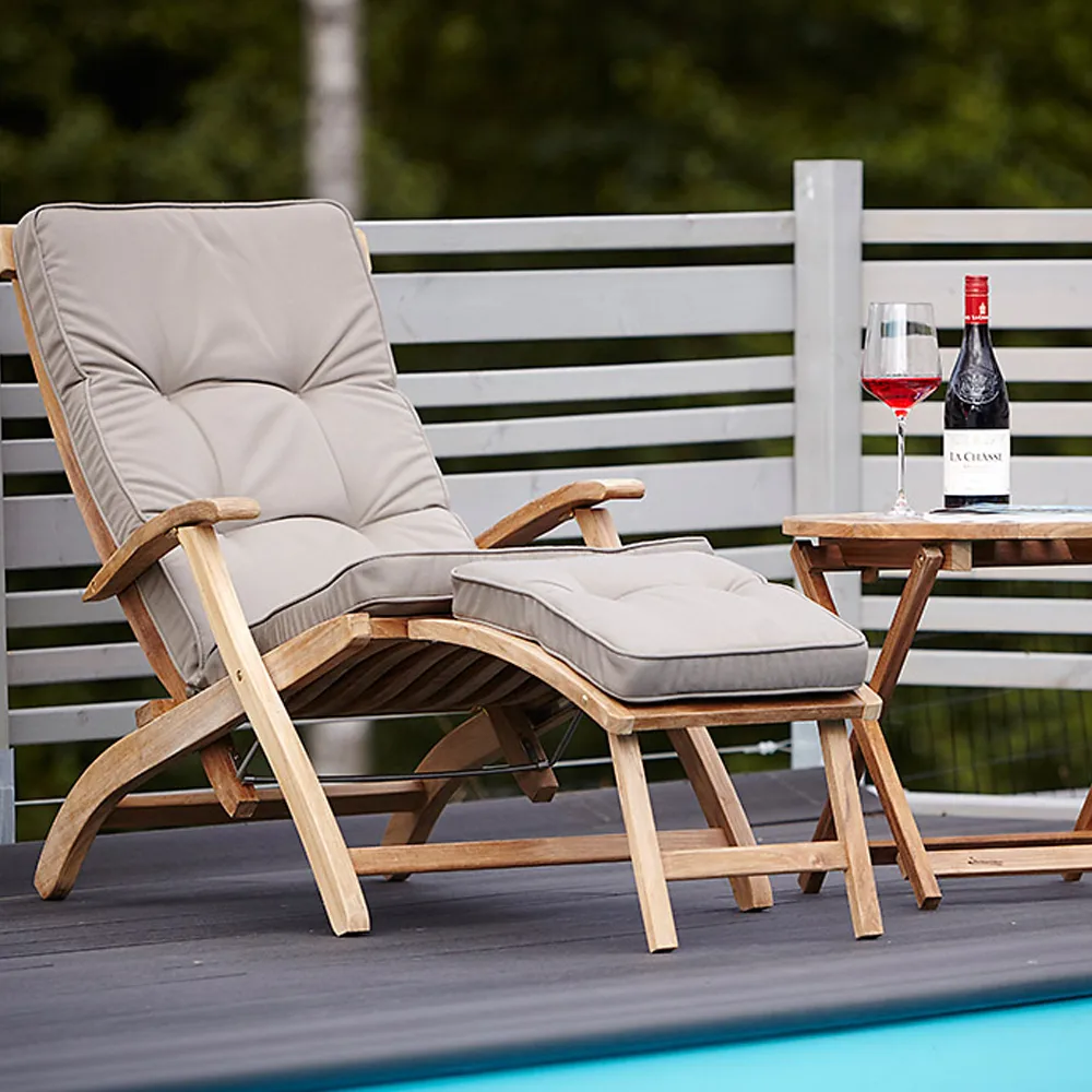 tumbonas con cojines a juego teca de alta calidad swedish design Swedish brand sunny summer days Stockamöllan solid teak furniture sillones outdoor furniture muebles de teca maciza muebles de jardín muebles de exterior matching cushion loungers high-quality teak garden furniture diseño sueco armchairs 