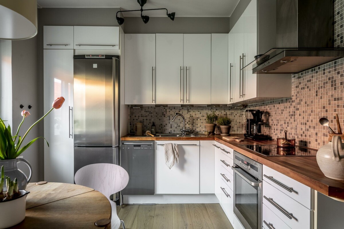 white kitchen scandinavian kitchen nordic kitchen modern kitchen kitchen-dining room decoration kitchen with paint and tiles kitchen tiles kitchen functionality kitchen decoration kitchen colors funcionalidad de la cocina decoración de cocinas decoración cocina comedor cozy atmosphere colores cocina cocina nórdica cocina moderna cocina escandinava cocina con pintura y baldosas cocina blanca baldosas cocina 