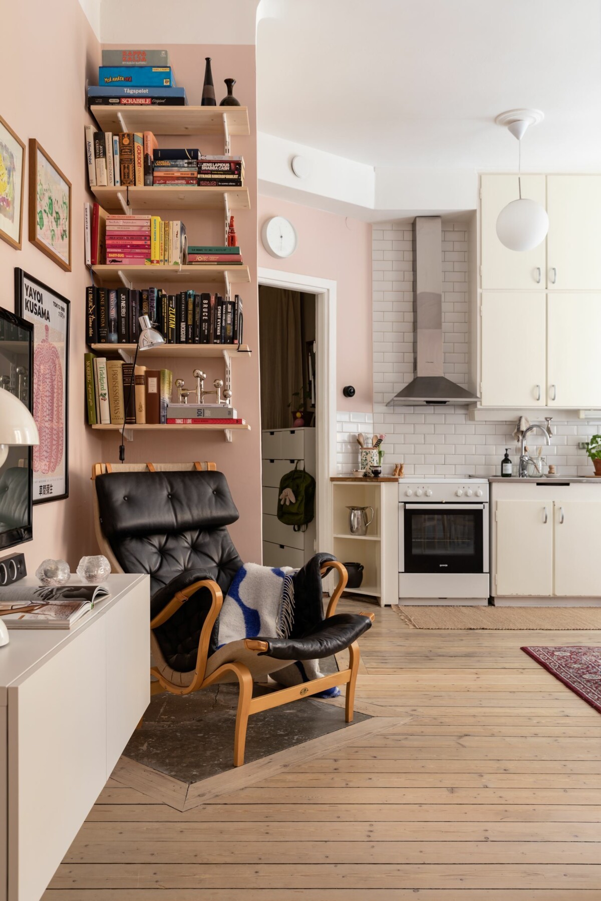 suelos desgastados suelo de madera original second-hand apartment scandi style room layout renovación de apartamentos original wooden floor multifunctional furniture muebles multifuncionales interior lighting interior design interior decoration imperfecciones en paredes iluminación interior distribución de espacios diseño de interiores detalles de decoración decoration details decoración de interiores apartment renovation apartamento de segunda mano 