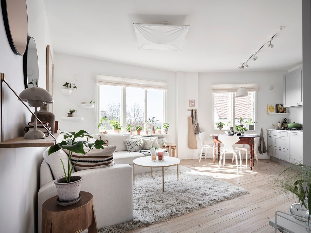 sofá rinconero Small spaces small bedroom sillas grand prix sillas de diseño shag rug plants on windowsills plantas en alfeizares open kitchen nordic style Grand Prix chairs good design functionality funcionalidad estilo nórdico espacios reducidos dormitorio pequeño designer chairs decoration with plants decoración con plantas corner sofa cocina abierta buen diseño alfombra de pelo largo 
