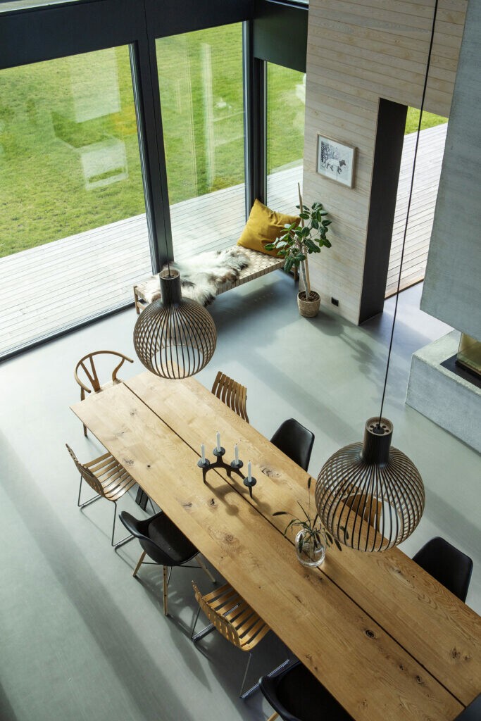 wishbone chair villa nórdica techos altos sostenibilidad scandinavian style roble aceitado oiled oak norwegian house norwegian architecture nordic villa nordic design muebles de diseño mesa de comedor interior decoration high ceilings granja transformada estilo escandinavo estilo contemporáneo diseño nórdico dining table decoración de interiores converted farmhouse contemporary style casa noruega arquitectura noruega 