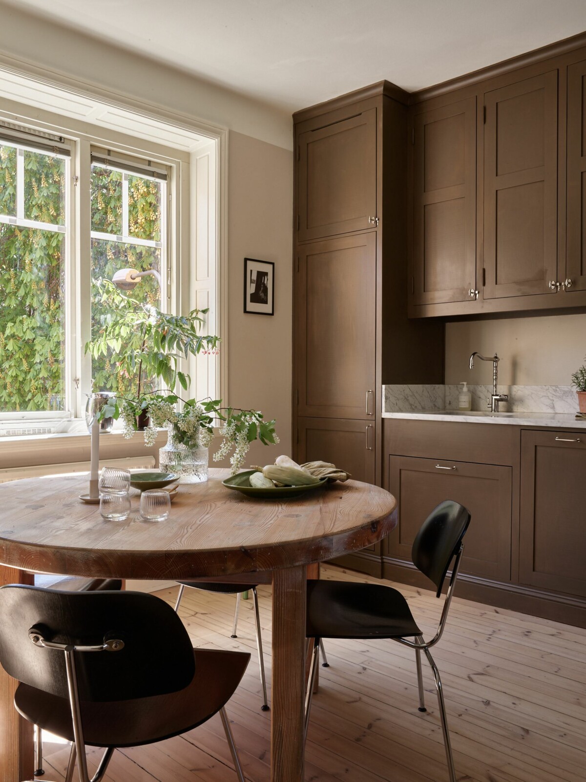 wooden furniture trend in kitchens tendencia en cocinas organization in the kitchen organización en la cocina nordic style Nordic lifestyle nordic kitchens muebles de madera interior design estilo nórdico estilo de vida nórdico diseño de interiores dining room in the kitchen decoración acogedora cozy decoration comedor en la cocina cocinas nórdicas cocina cerrada closed kitchen 