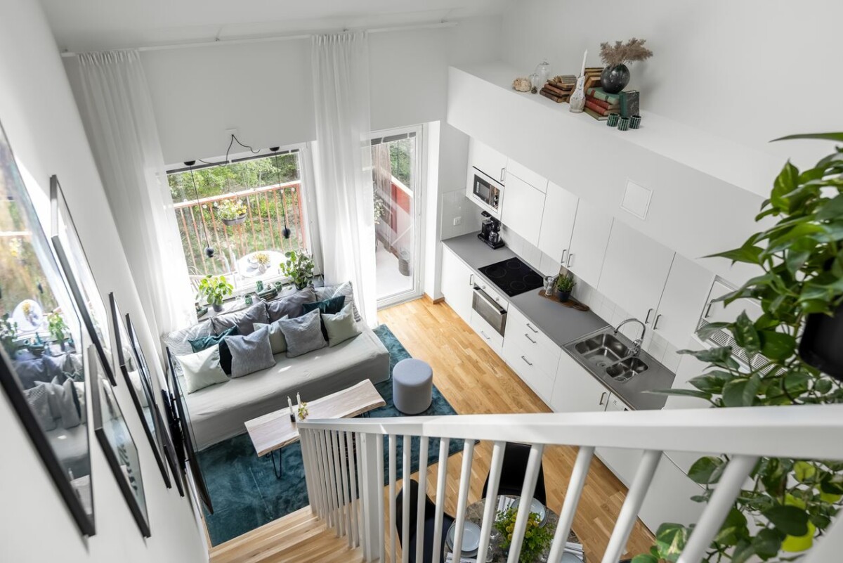 white decor stockholm Small spaces organization in small spaces organización en espacios pequeños open bedroom staircase nordic style mini dúplex interior decoration hogar funcional functional home Estocolmo estilo nórdico espacios reducidos escalera dormitorio abierto diseño contemporáneo diseño compacto decoración de interiores deco blanco contemporary design compact design balcony balcón 