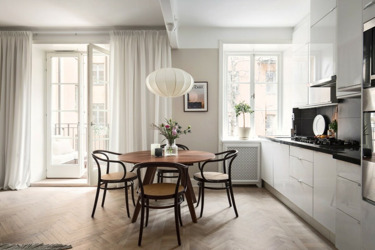 wooden floor suelo en espiga suelo de madera small floor decoration scandi style round dining room piso pequeño decoración open kitchen nordic style nordic kitchen nordic design herringbone floor estilo nórdico estilo escandi diseño nórdico comedor redondo cocina nórdica cocina abierta 