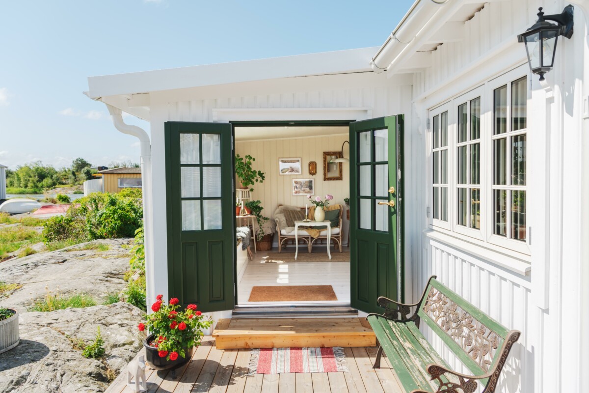 vistas al mar vacation in Sweden swedish beach cottage suecia scandinavian cabin scandi style rustic cottage refugio acogedor puerta principal verde Knarrholmen Kattegat interior madera blanco estilo costero encanto rústico decoración campestre cabin cabaña beach house beach cottage 25 m² 