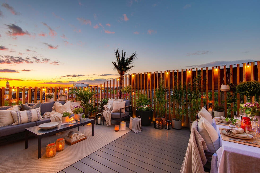 summer nights scandinavian decor scandi style Outdoor Lights noches de verano muebles de exterior nórdicos inspiración terrazas iluminación exterior acogedora guirnaldas terraza exterior decor estilo nórdico estilismo interiores decoración balcones terrazas 