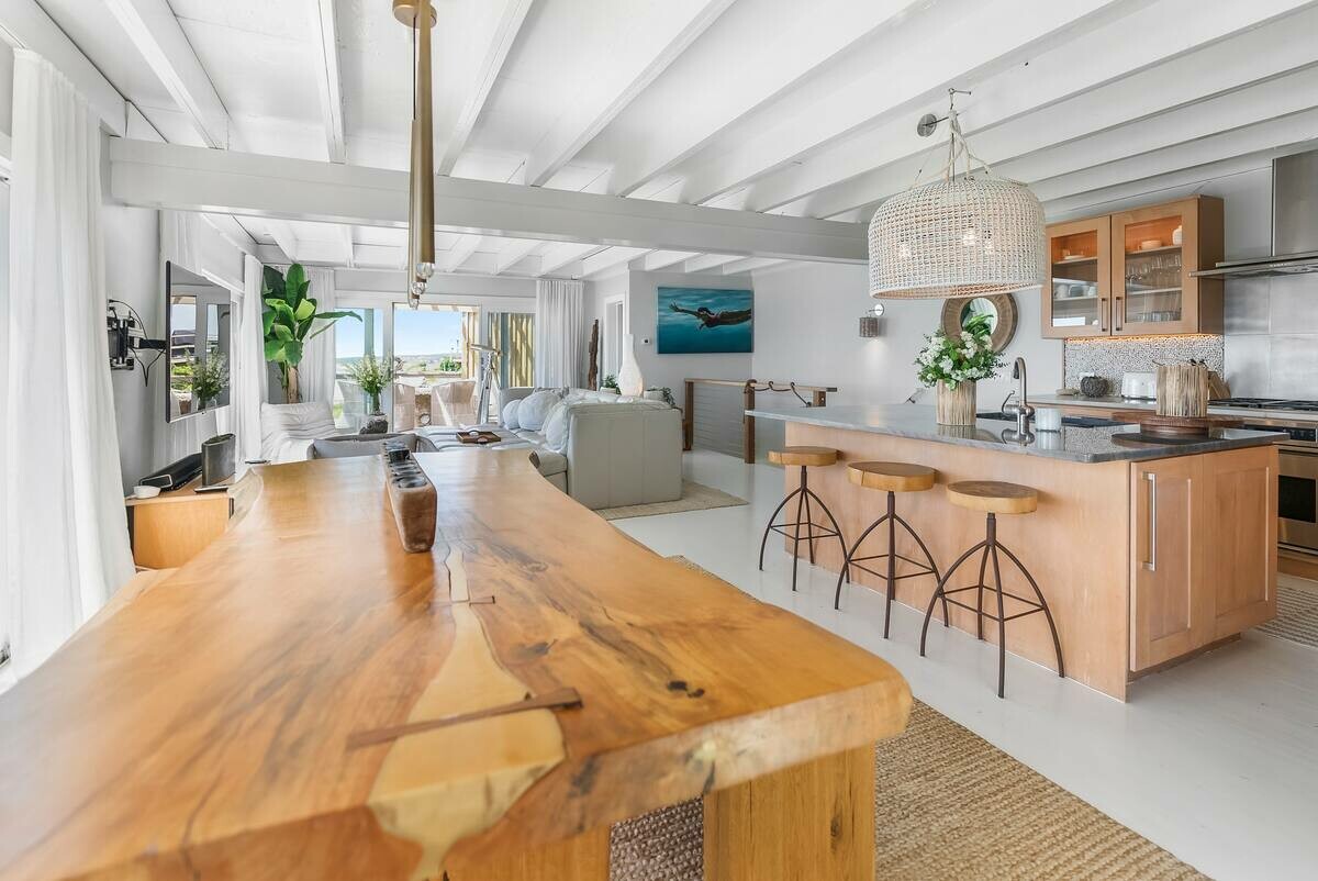 the hamptons techo madera blanca suelo madera blanca new york Montauk villa Montauk estilo hamptons estilo costero east coast style decoración playa coastal style coastal decor casa playa beach house 