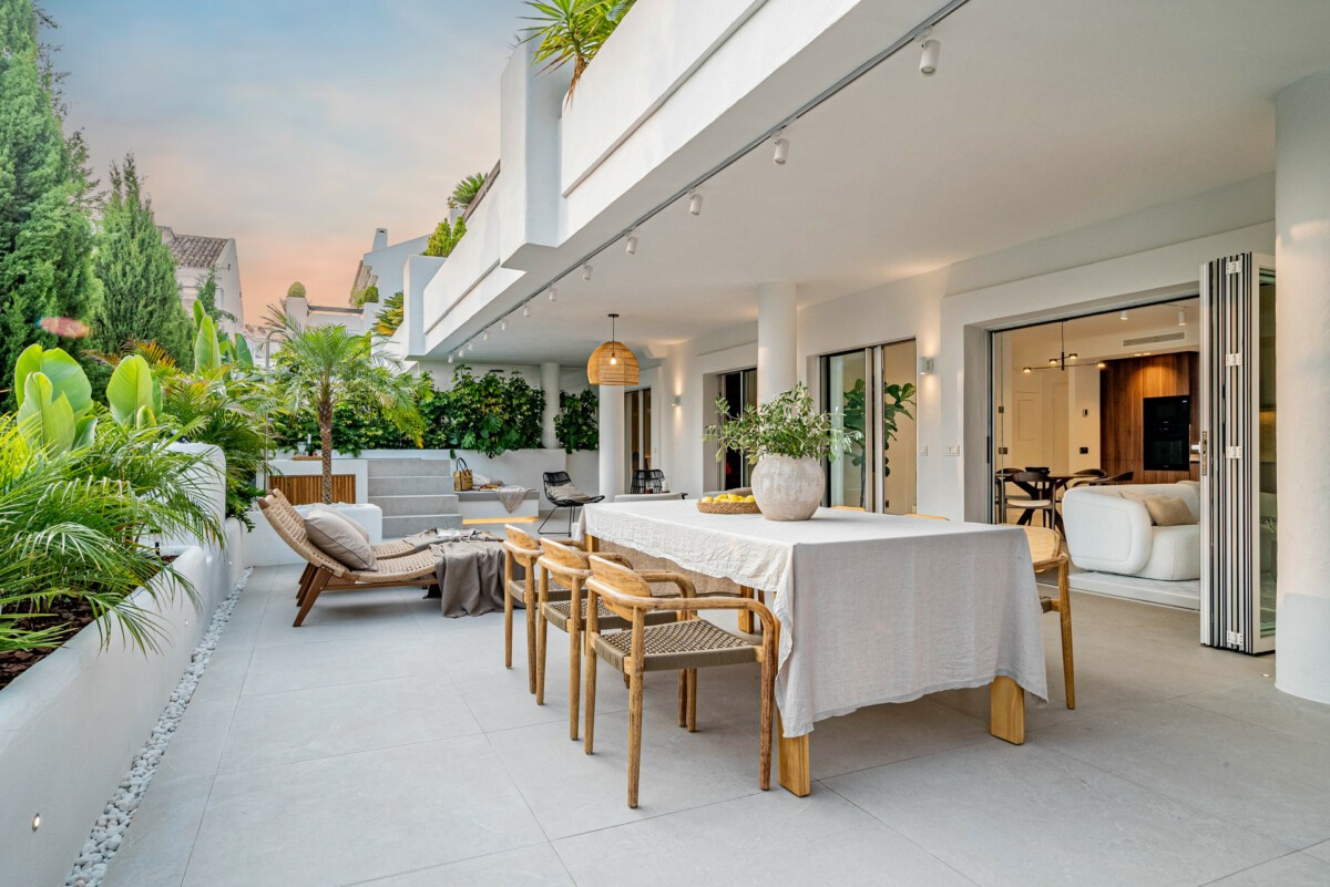 sala de estar al aire libre reforma de lujo marbella experiencia de lujo estilo mediterráneo ducha al aire libre diseño nórdico deco natural cocina al aire libre calefacción por suelo radiante bar al aire libre bañera al aire libre amplia terraza 
