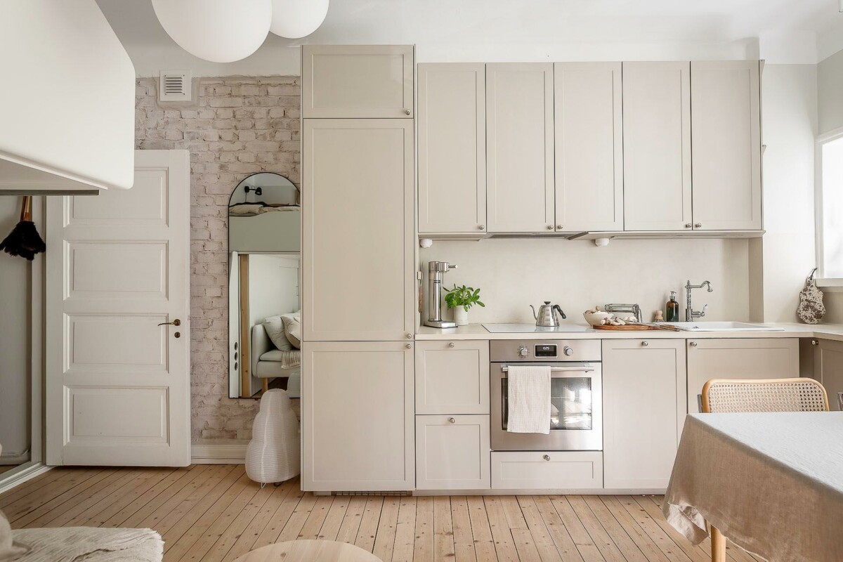soluciones de almacenamiento maximizar espacio estudio estilo escandinavo estantería con mesa de trabajo espacio reducido escalera con almacenaje diseño inteligente diseño escandinavo diseño compacto decoración de interiores colores claros cocina beige cama sobre el sofá 23 metros cuadrados 