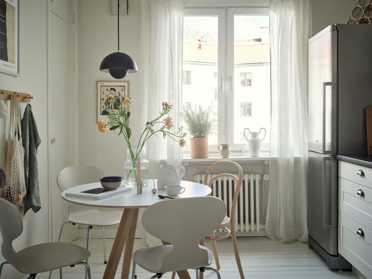 zona de cocina textiles para cama salón-dormitorio muebles reciclados muebles pequeños mesa de comedor maximizar espacio madera clara lámparas de diseño flores frescas espacios reducidos decoración encantadora decoración de interiores ambiente acogedor 