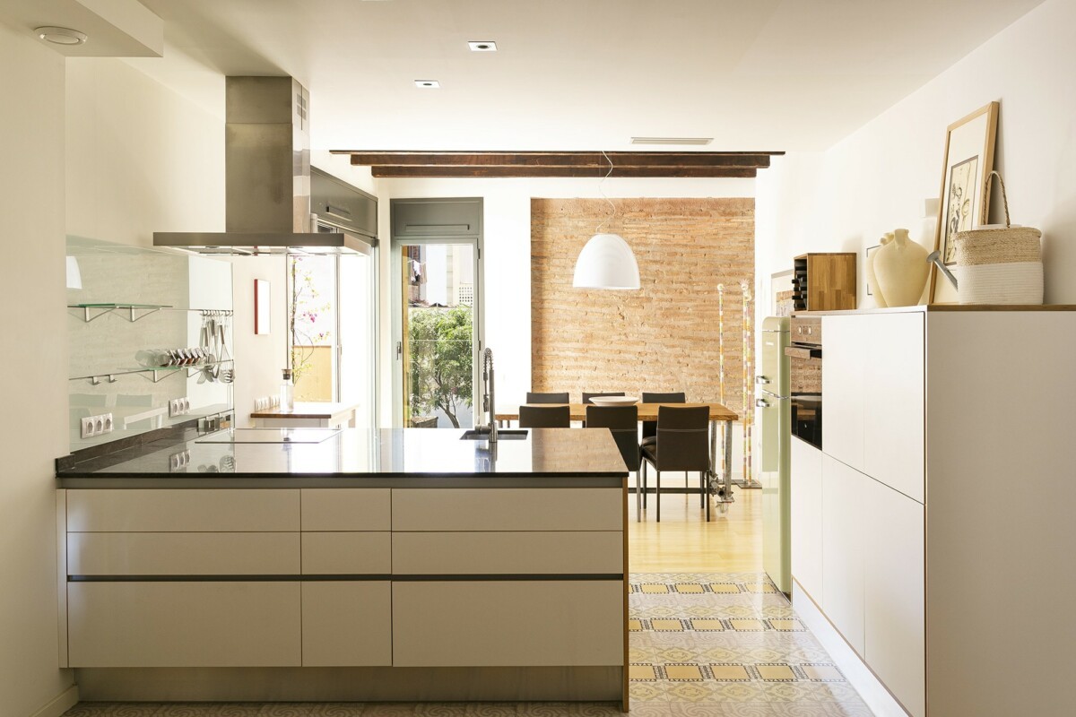 vigas vistas open spaces open kitchen nordic style loft ladrillo visto interior design hydraulic tiles exposed brick exposed beams estilo nórdico espacios abiertos diseño de interiores cocina abierta Barcelona baldosas hidráulicas apartment in El Born apartamento en El Born 
