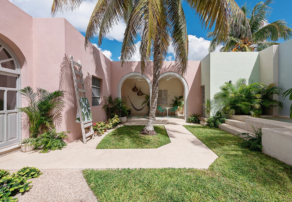 villa tradicional Traditional Villa Tendencias de decoración Revival del Rosa Renovación de Interiores Real Tiles Plantas Exóticas Pink Revival Pink Decoration Patio with Pool Patio con Piscina Interior Renovation interior decoration Integration of Vegetation Integración de Vegetación House in Mexico Exotic Plants decoration trends decoración rosa decoración de interiores Creativity in Decoration Creatividad en la Decoración Casa en México Casa de Barbie Barbie House Azulejos Auténticos Arquitectura con Arcos Architecture with Arches ambiente acogedor 
