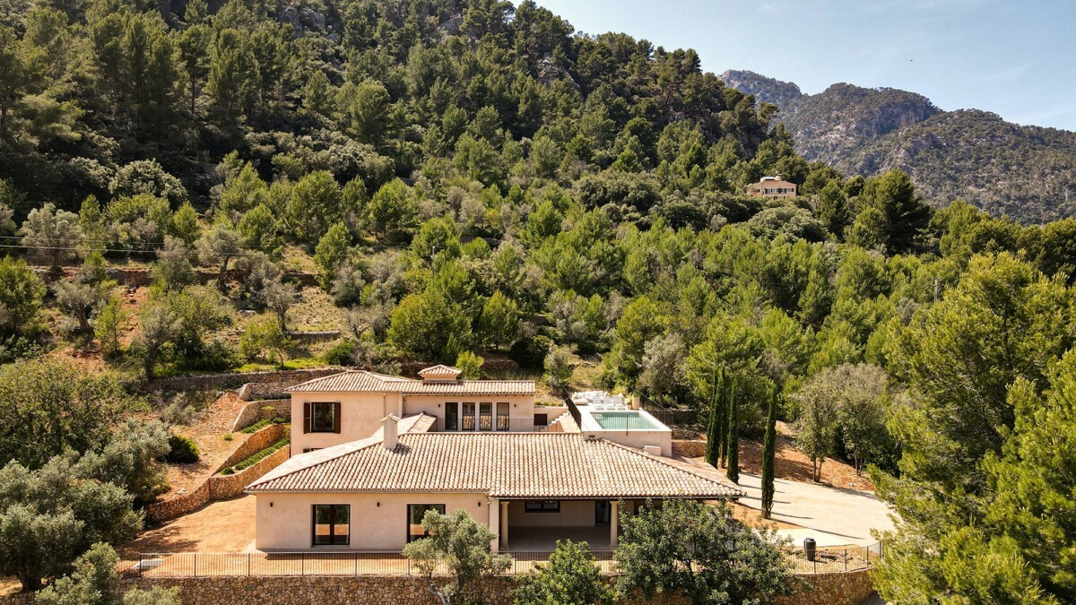 vigas vistas ubicación privilegiada Tramuntana sostenibilidad piscina elevada patio interior nature naturaleza Mallorca estilo mallorquín comodidad casa de campo 