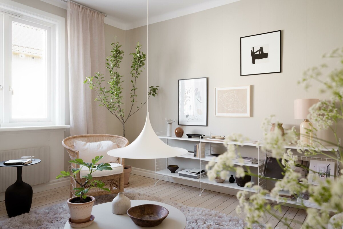 white textiles white sofa white furniture textiles blancos sofá blanco sillas de diseño paredes blanco roto off-white walls off-white kitchen nordic decoration nordic aesthetics muebles blancos fritz hansen estética nórdica designer chairs decoración nórdica cozy atmosphere cocina blanco roto apartamento 53 m² ant chair ambiente acogedor 