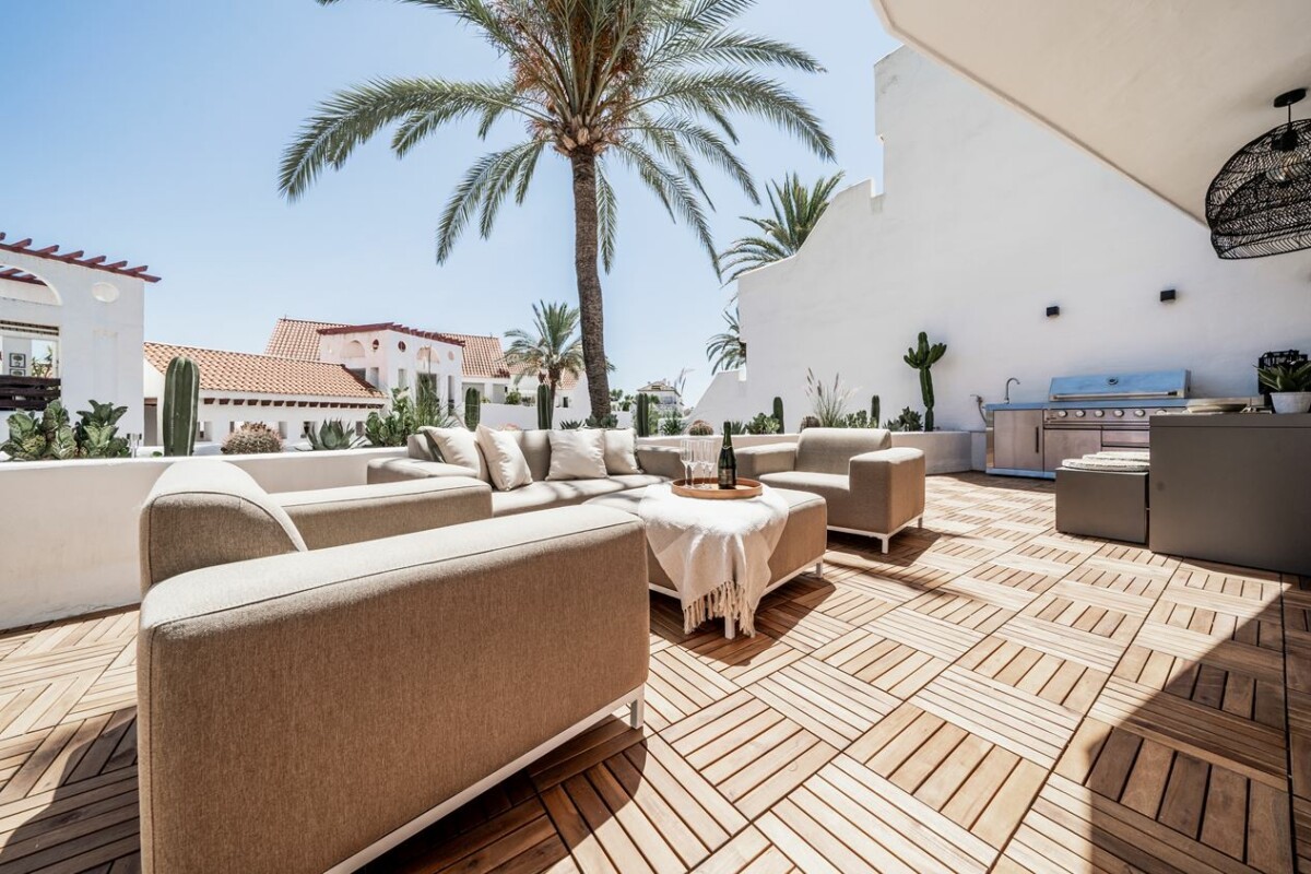segunda vivienda renovación escandinava reforma Puerto Banús paleta de colores neutra minimalismo interiorismo iluminación natural estilo nórdico espacios comunes elegante decoración de interiores decoración costa del sol baldosas de gran tamaño atemporal apartamento amplitud Alquiler de vacaciones 