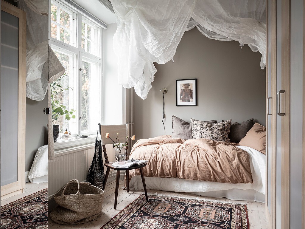 white wooden windows ventanas de madera blanca tonos armónicos textiles de algodón suelo de madera clara scandinavian romanticismo nórdico pared mate nordic style nordic romanticism natural decoration matt walls light wooden floor lámpara de papel de arroz harmonious tones estilo nórdico escandinavo dosel dormitorio encantador diseño de interiores decoración natural cotton textiles color topo charming bedroom cesta de fibras naturales canopy aupe color alfombra persa kilim 