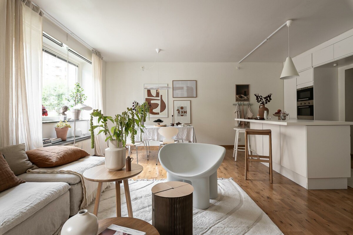 swedish apartment sillas de diseño silla hormiga fritz hansen scandinavian style open kitchen with island nordic design nordic decoration myr stole fritz hansen ant chair estilo escandinavo diseño nórdico designer chairs decoración nórdica cocina abierta con isla apartamento sueco 