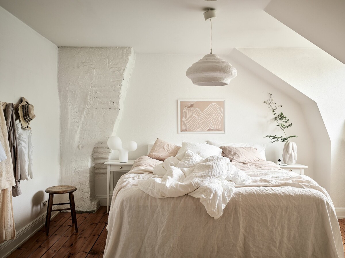 White Decoration warm bedroom Wardrobe Tejidos Naturales storage Simple Bedroom Perchero nordic style Nightstands Natural Fabrics mesitas de noche iluminación ambiental estilo nórdico Dormitorio Cálido decoración blanca cozy atmosphere Confort y Estilo Coat Rack carpet Armario Ropero ambiente acogedor ambient lighting almacenaje alfombra 
