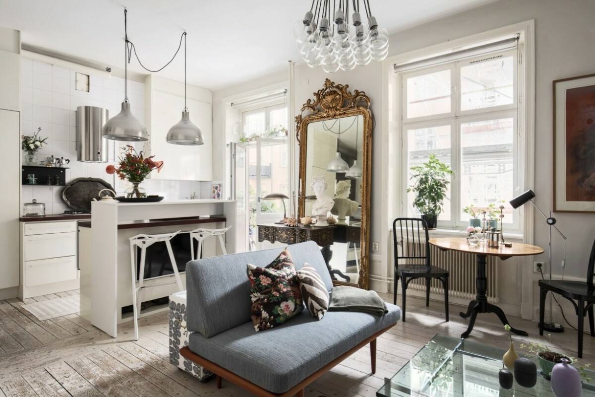 vintage touches vintage decoration toques vintage techos altos swedish fireplaces studio apartment stockholm small apartment second-hand apartment pisos antiguos piso de segunda mano pequeño apartamento open and functional style old floors nordic style nordic decoration mesa de comedor bistro large windows high ceilings grandes ventanales gold baroque mirror Estocolmo estilo nórdico estilo abierto y funcional espejo barroco dorado decoración vintage decoración nórdica chimeneas suecas apartamento estudio 