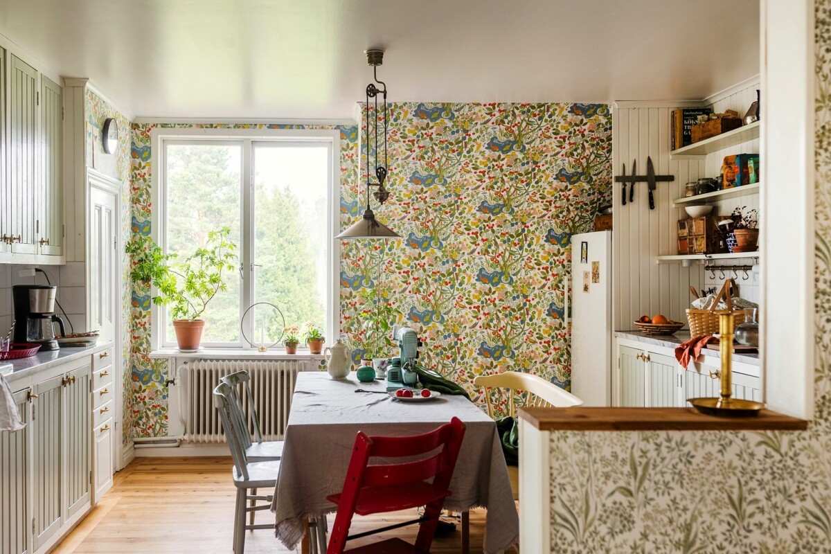 wood stove wallpaper vivir en el campo vintage villa rústica villa construida en 1910 villa built in 1910 terraza acristalada swedish fireplaces sunroom stockholm rustic villa Papel pintado orchard manzanos jardín invernaderos huerto greenhouses garden Estocolmo estilo campestre detalles arquitectónicos country style cocina de leña chimeneas suecas architectural details apple trees 