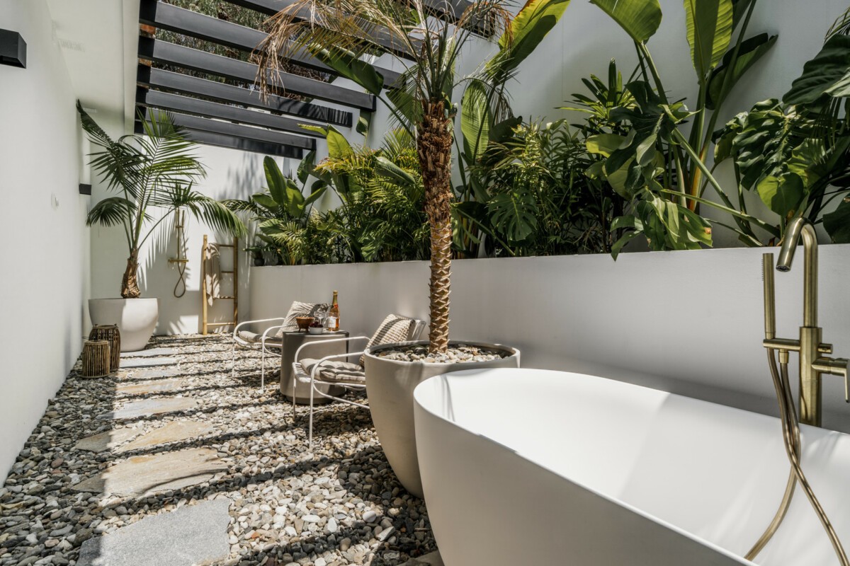 villa with tropical garden Marbella villa with natural materials Marbella villa para vacaciones marbella villa para inversión inmobiliaria marbella villa for real estate investment Marbella villa de lujo marbella villa con materiales naturales marbella villa con jardín tropical marbella villa balinesa marbella vacation villa Marbella minimalist coastal decoration Marbella luxury villa Marbella decoración costera minimalista marbella Balinese villa Marbella 
