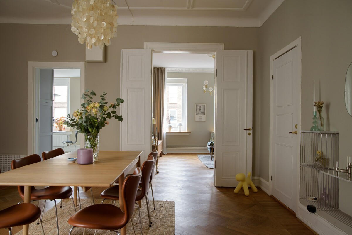 warm ambience timeless decoration tendencia decorativa paredes en color crema off white nordic style neutral decoration neutral color interior design estilo nórdico diseño de interiores decorative trend decoración neutra decoración atemporal cream color walls color neutro blanco roto ambiente cálido 