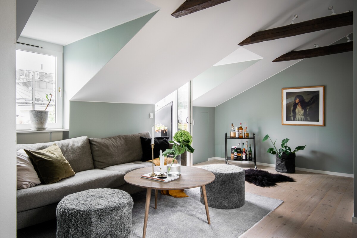 vigas de madera vistas two-story apartment swedish penthouse Stockholm penthouse scandi style Nordic duplex gray and blue decoration exposed wooden beams estilo escandi duplex nordico decoración gris y azul atico sueco atico estocolmo apartamento dos plantas 