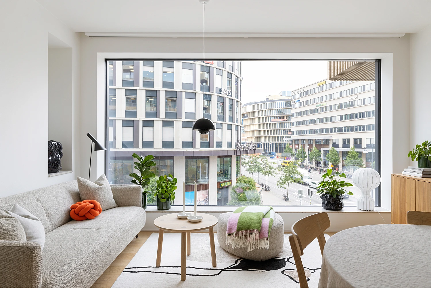 ventanal con alfeizar interior Swedish modern apartment small Nordic apartment interior minimalist Nordic style large windows large window with interior sill large living room bedroom windows interior piso pequeño nórdico grandes ventanas salon dormitorio grandes ventanales estilo nórdico minimalista apartamento moderno sueco 