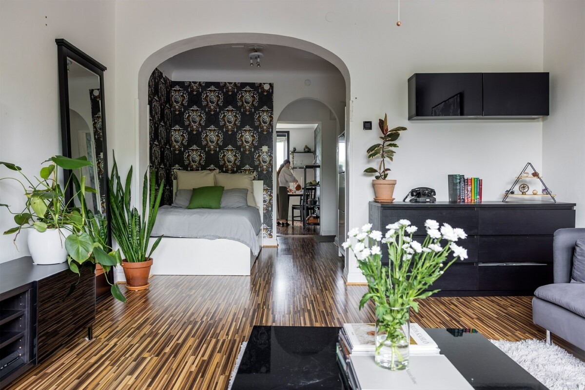 vivir en estudio visual divisions swedish apartment studio with bedroom muebles funcionales modern decoration maximizing space maximizando espacio living in studio light colors interior design functional furniture estudio con dormitorio elementos decorativos divisiones visuales distribución creativa diseño de interiores decorative elements decoración moderna creative layout colores claros cama en zona de paso bed in passage area apartamento sueco 