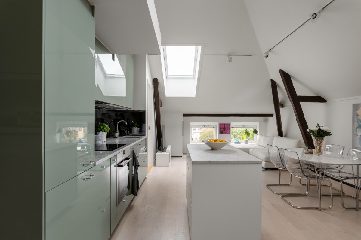 viviendas en dos plantas ventanas tejado techo automáticas estilo nórdico estilo escandinavo distribución ático pequeño diseño de interiores nórdicos áticos cocina con isla 