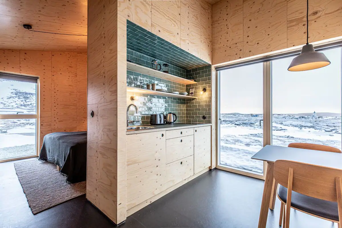delikatissen estilo moderno minimalista interior madera diseño nórdico de líneas simples casa de madera aislamiento térmico cabin island Northern Lights cabañas madera minimalista islandia auroras boreales islandia 