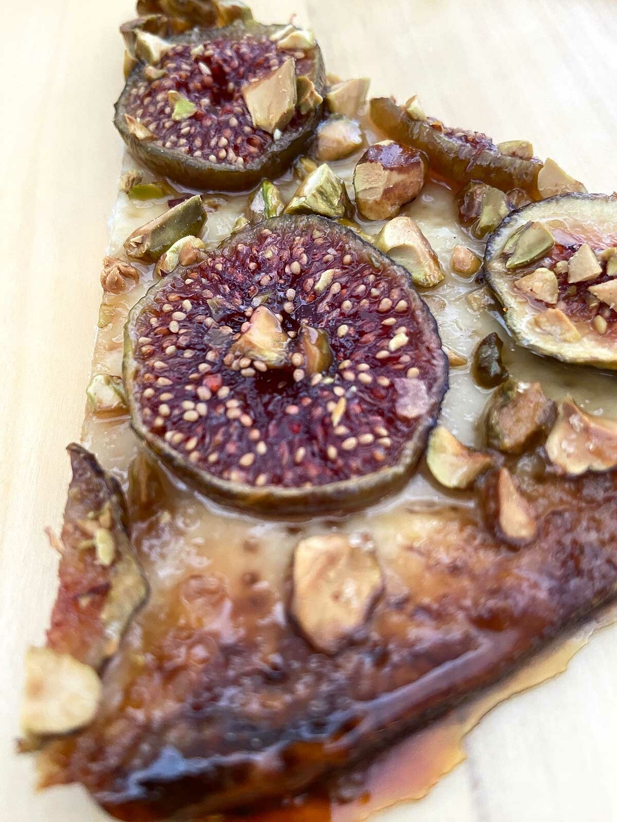 tarta fácil fruta tablas charcutería recetas para tablas de quesos recetas delikatissen postres delikatissen galleta crujiente higos pistachos cheese board #charcuterie board 