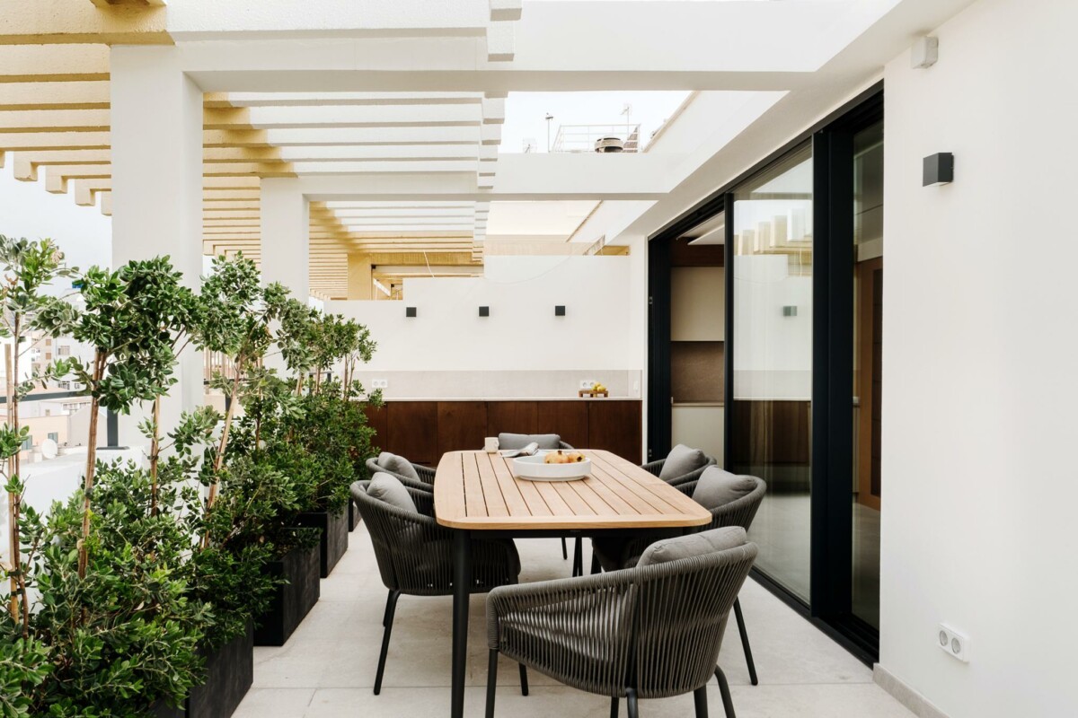 vivienda lujo palma suelo madera maciza espiga estilo nórdico decoración elegante atico terrazas decoración de interiores decoración ático abierto atico planta abierta ático nórdico en Palma atico mallorca aire acondicionado de obra 