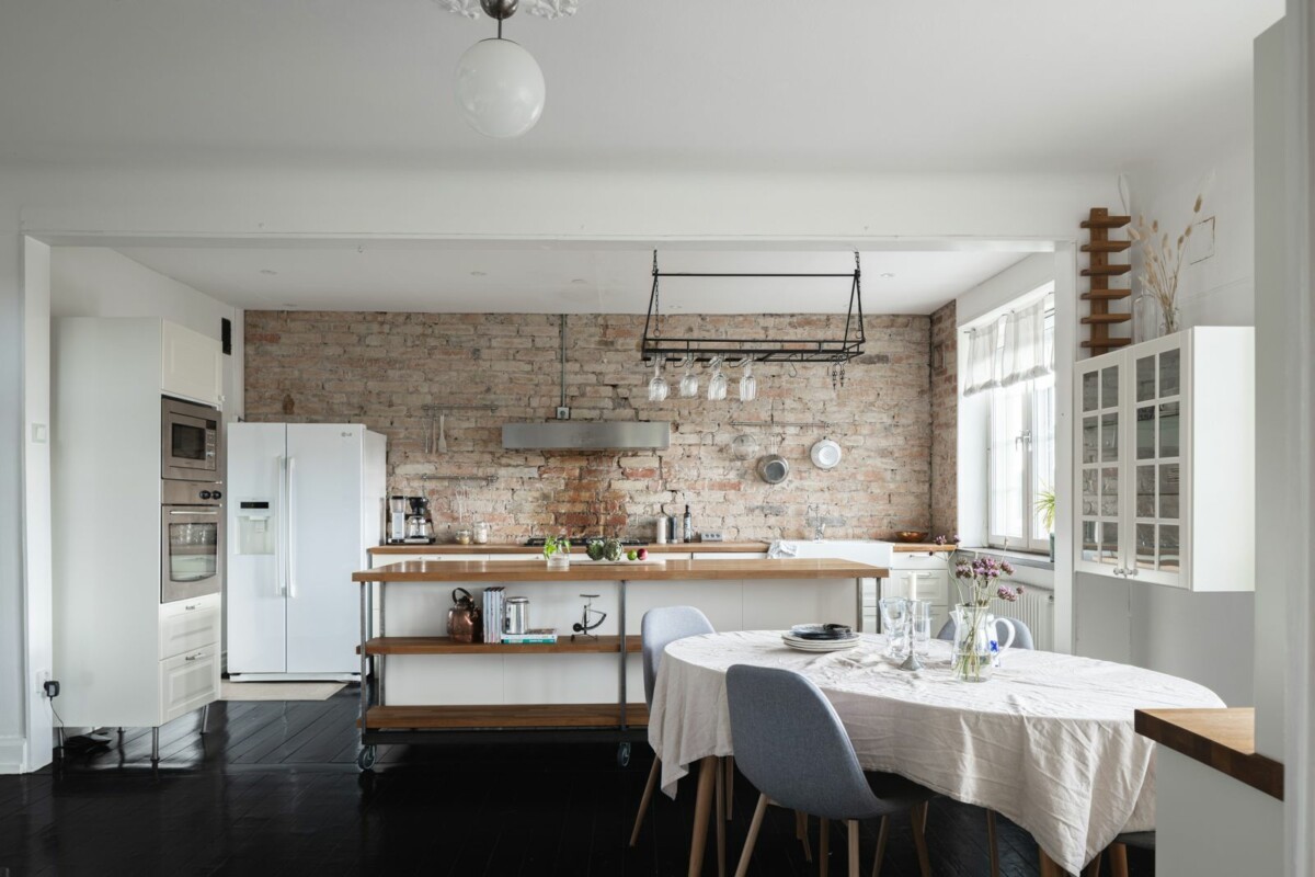 Cocina con encanto: Elementos rústicos en un ático nórdico moderno