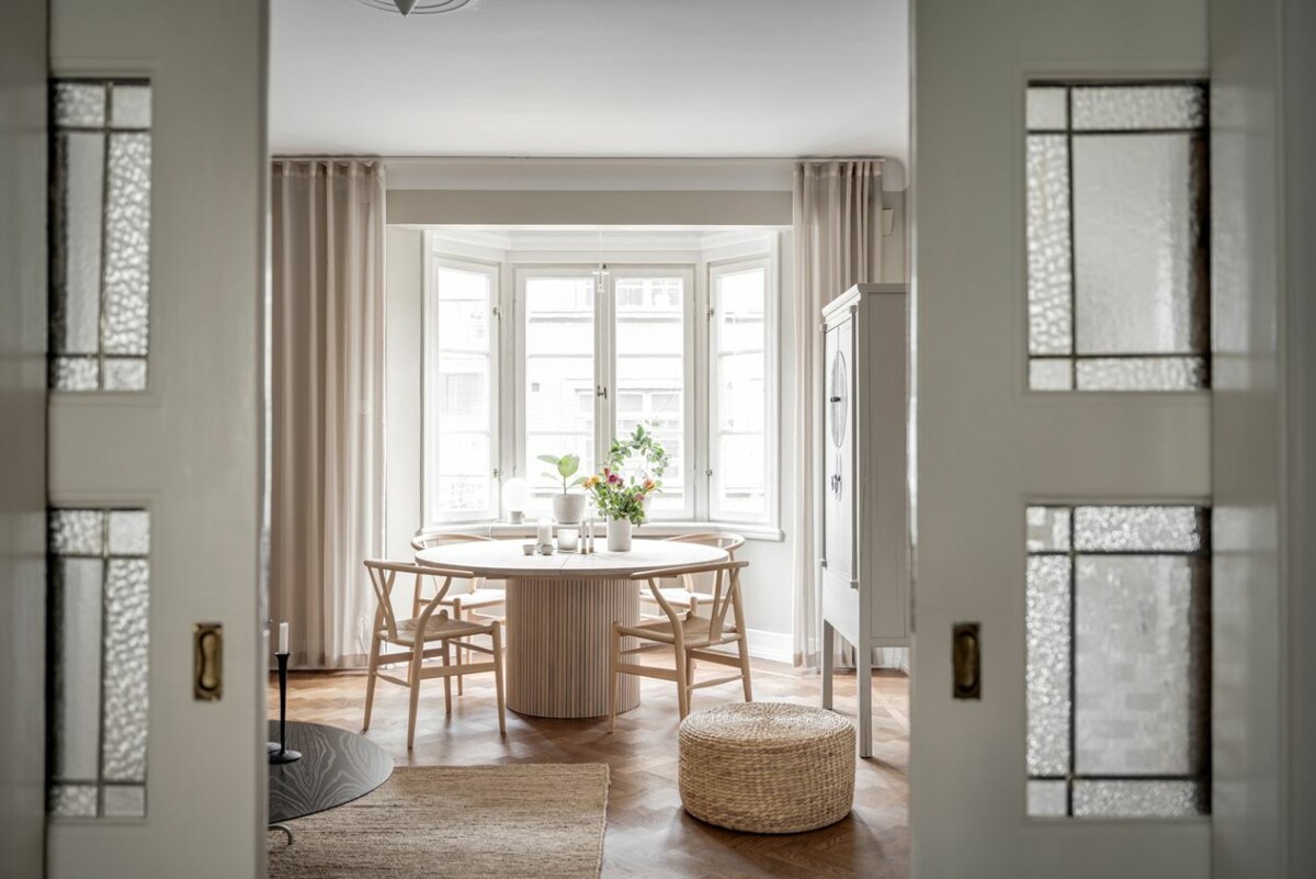 vivienda reformada estilo nórdico clásico estilo decoración diseño nórdico elegancia escandinava ch24 chair carl hansen muebles apartamento contemporáneo 