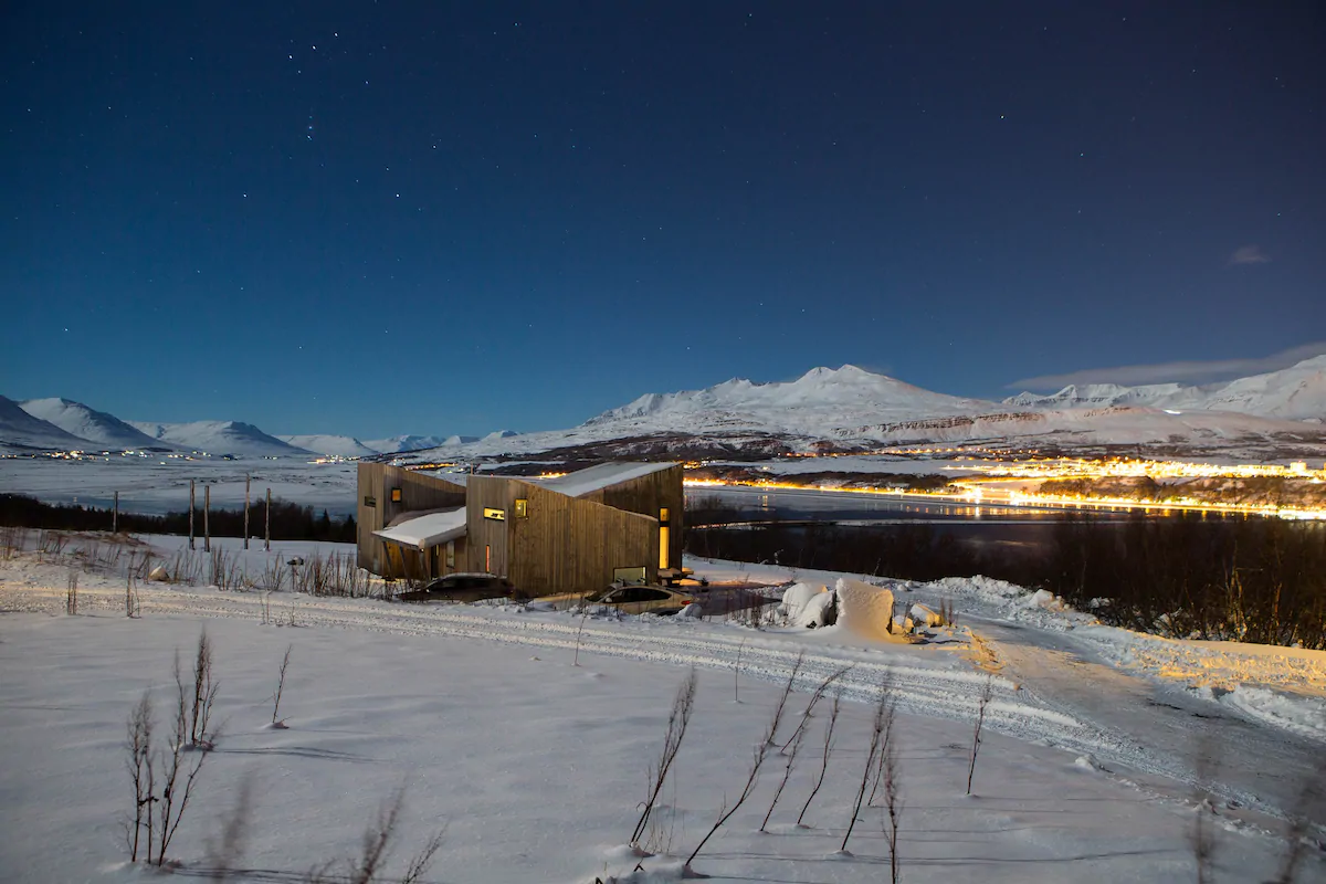 vacaciones islandia estilo nordico minimal estilo brutalista casas en el campo de madera sostenible casas eficientes casa de madera nórdica moderna minimalista Airbnb islandia 