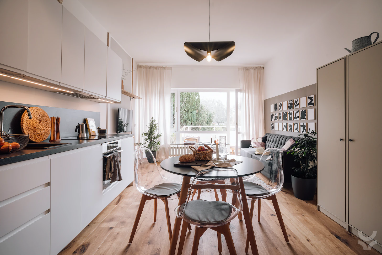 piso pequeño planta abierta piso alquiler berlin piso 45 m² diseño gran ventanal diseño salida balcón estilo nórdico diseño piso pequeño para pareja decoración natural madera cestos plantas alquiler mensual berlin alemania 