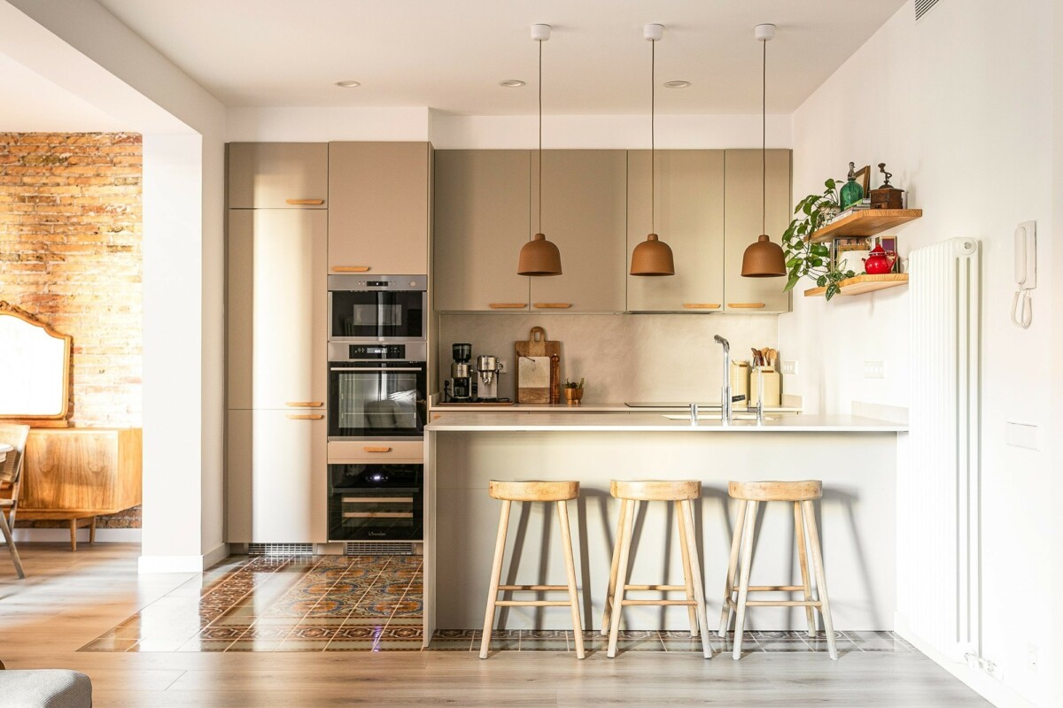 suelo hidráulico renovación piso barcelona gràcia piso reformado barcelona estilo nórdico diseño interiores barcelona diseño distribución abierta barcelona decoración atemporal contemporanea cocina con península 