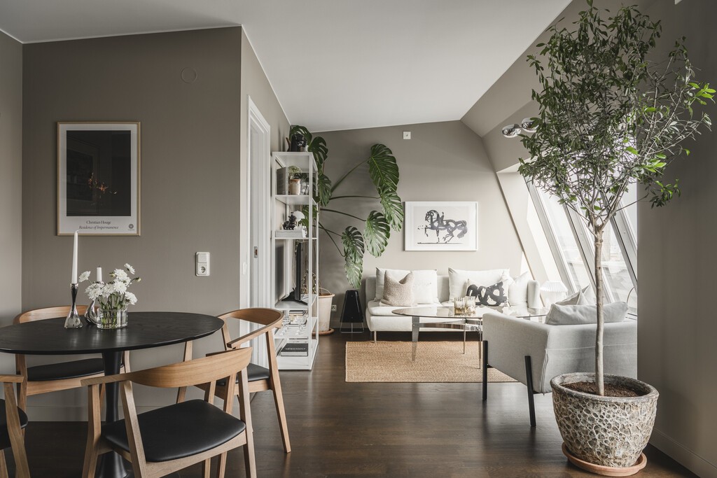 suelo de madera de roble teñido decoración ático pequeño cocina abierta salón ático planta abierta ático escandinavo decoración ático con ventanales panorámicos ático con terraza 