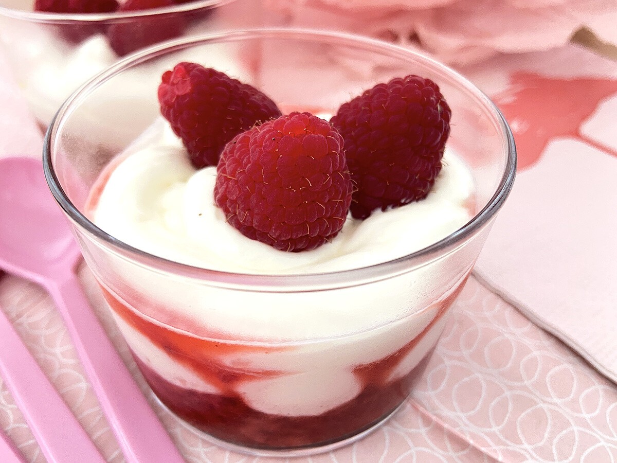 recetas delikatissen receta crema de yogur postres individuales postres delikatissen postres de vasito postres con yogur postres con fresa postre de fresas con nata crema de yogur nata y fresas 