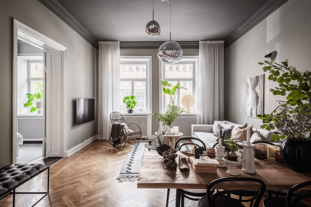 techo pintado color oscuro suelo de parquet macizo en espiga piso nordico cálido hygge acogedor lámparas Melt LED de Tom Dixon lámpara de diseño tom dixon estilo nórdico escandinavo decoración diseño nórdico decoración clásica y moderna combinación blue monday 