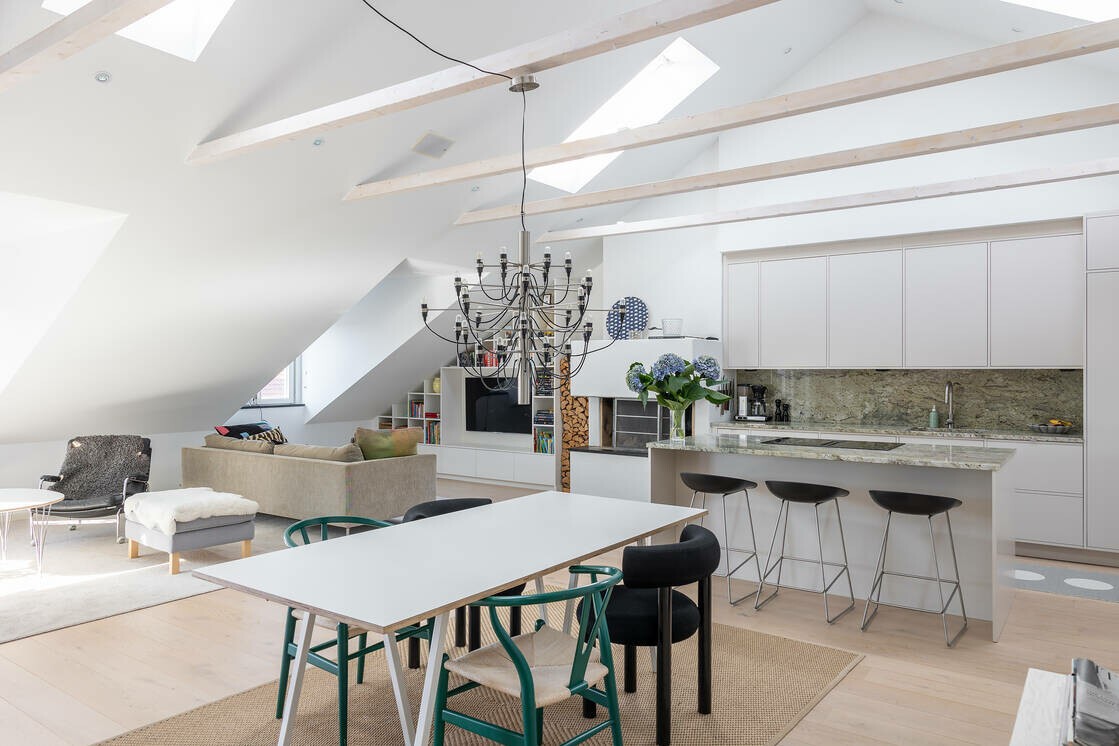 ventanas en el tejado muebles de diseño nórdico estilo nórdico diseño de interiores áticos cocina con isla en ático chimenea de obra con almacenaje para leña áticos techos altos vigas en el techo ático sueco con terraza ático con altillo 